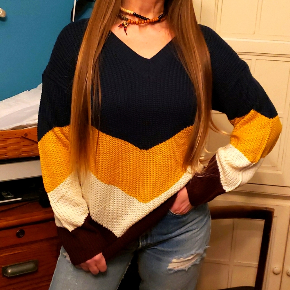 Stylish Chevron V-Neck In Perfect Color Blend- NEW - Picture 3 of 11